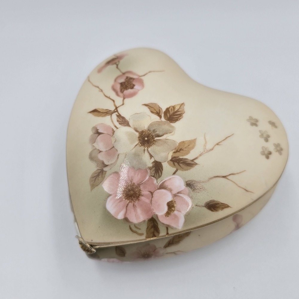 Victorian Garden Heart Trinket Box Dogwood Floral Hinged Porcelain Hummelwerk - Picture 13 of 13